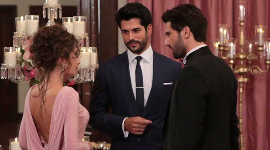 Da sinistra: Burak Özçivit (Kemal Soydere) e Kaan Urgancioglu (Emir Kozcuoglu) in una scena di “Endless Love”. Credits: RTI Mediaset.