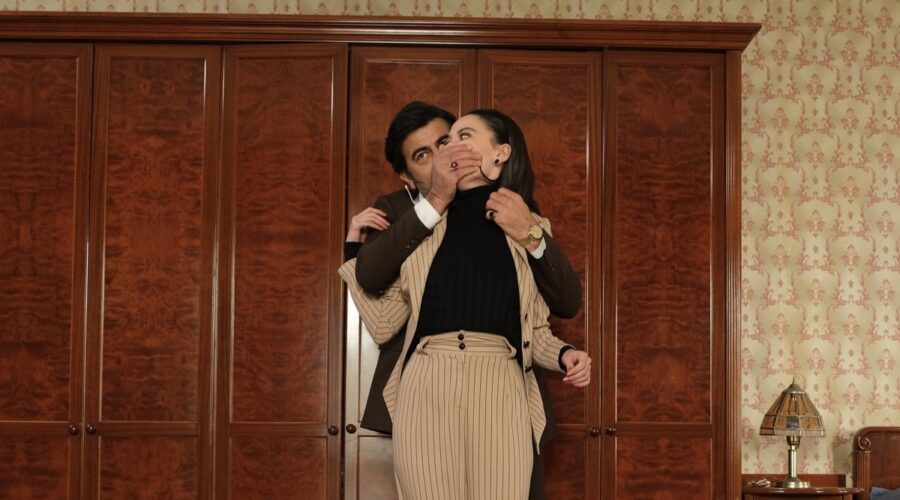 Da sinistra: Erkan Bektas (Abdülkadir Keskin) e Ilayda Çevik (Betül Arcan) in “Terra Amara”. Credits: RTI Mediaset.