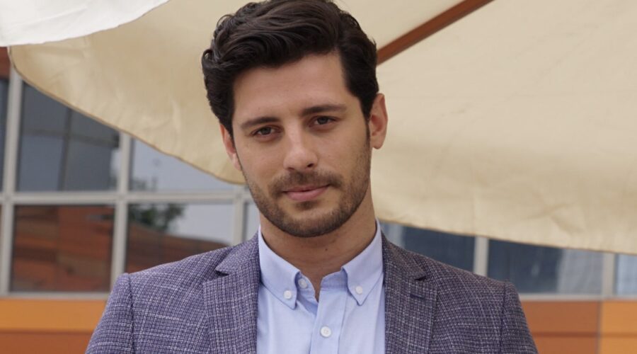 Ali Yağcı (Burak Yangel) in una scena di “Everywhere I Go - Coincidenze d'amore”. Credits: Mediaset Infinity.