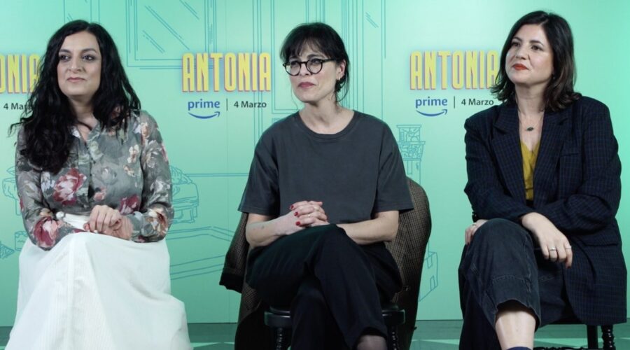 Da sinistra: Elisa Casseri, Chiara Malta e Carlotta Corradi nell'intervista per “Antonia”. Credits: Tvserial.it.