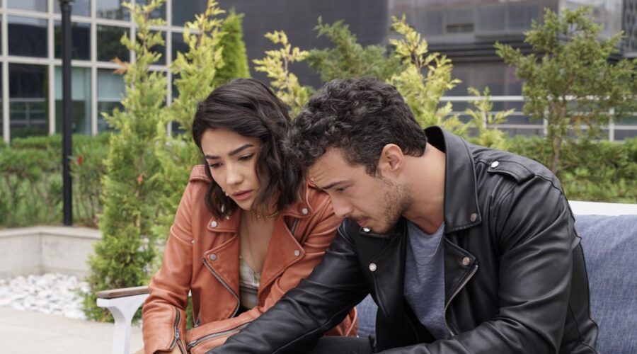 Da sinistra: Aybüke Pusat (Selin) e Ali Gözüşirin (İbrahim) in una scena di “Everywhere I Go - Coincidenze d'amore”. Credits: Mediaset Infinity.