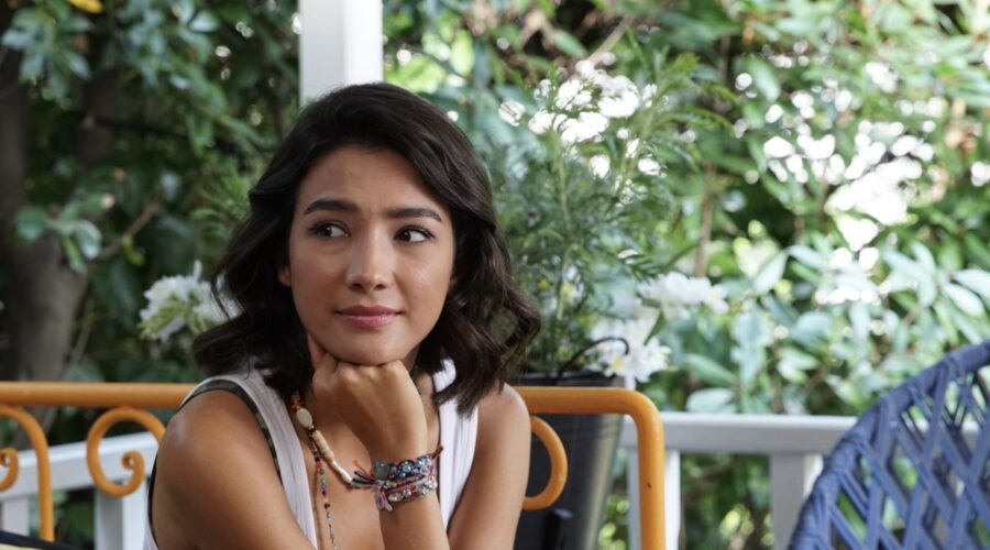 Aybüke Pusat (Selin) in una scena di “Everywhere I Go - Coincidenze d'amore”. Credits: Mediaset Infinity.