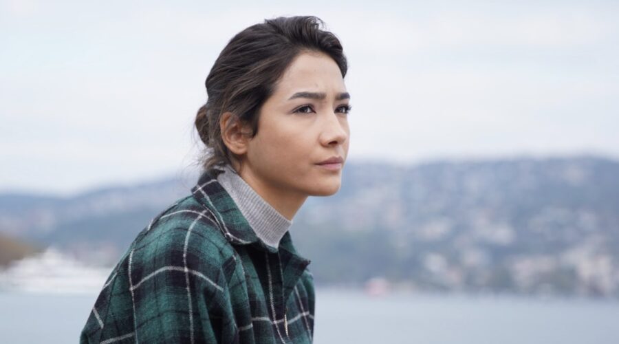 Aybüke Pusat (Selin) in una scena di “Everywhere I Go - Coincidenze d'amore”. Credits: Mediaset Infinity.