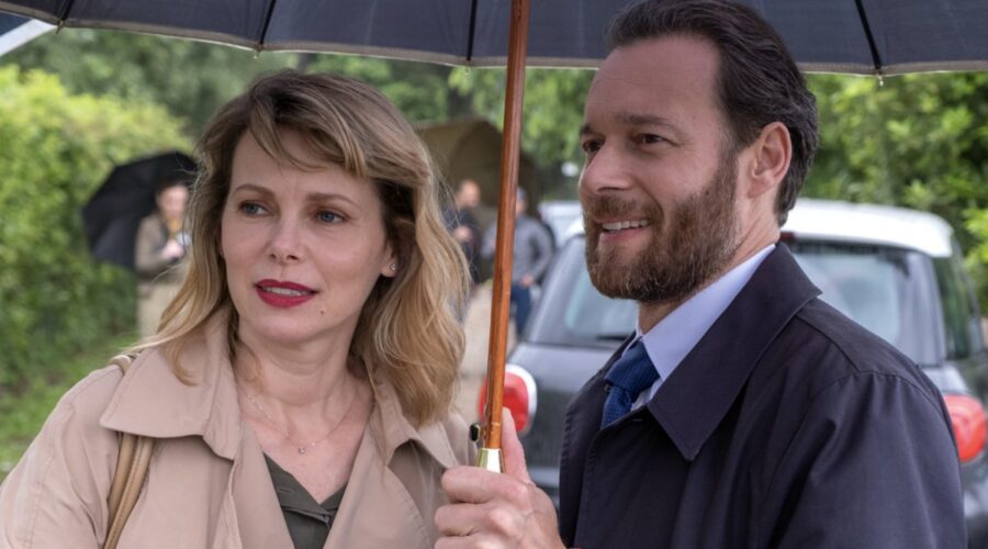 Da sinistra: Barbora Bobulova (Anna Battaglia) e Giorgio Marchesi (Massimo Munari) in una scena di “Studio Battaglia 2”. Credits: Claudio Iannone/Rai.