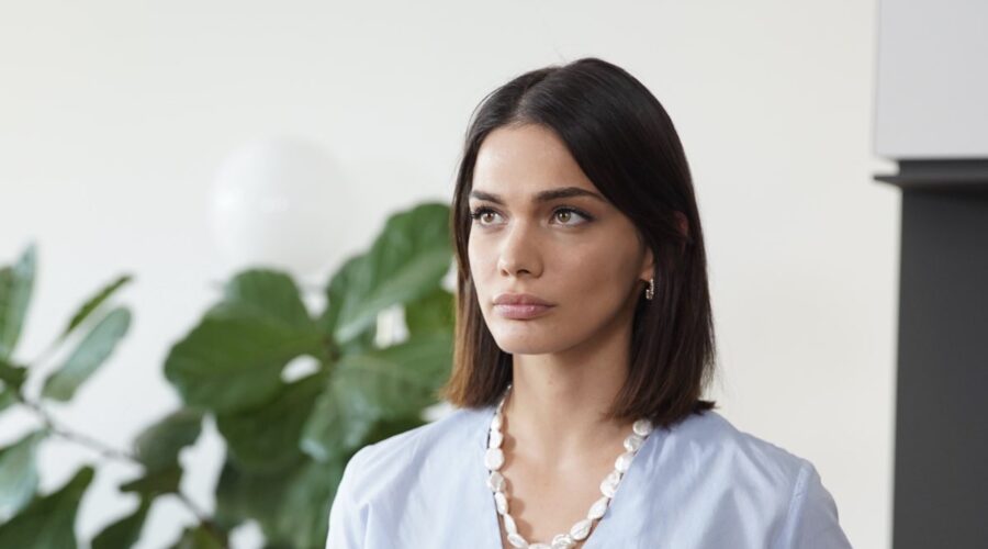Beste Kökdemir (Eylül Gündüzeli) in una scena di “Everywhere I Go - Coincidenze d'amore”. Credits: Mediaset Infinity.