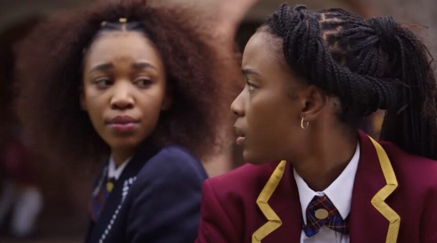 Da sinistra: Khosi Ngema e Ama Qamata in un frame di “Blood and Water”. Credits: Cattura schermo/Netflix.