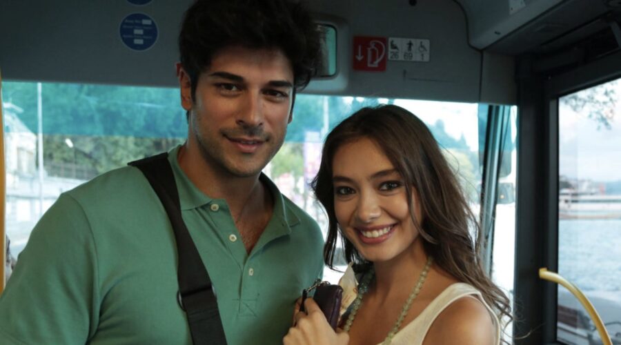 Da sinistra: Burak Özçivit (Kemal Soydere) e Neslihan Atagül (Nihan) in un posato per “Endless Love”. Credits: RTI Mediaset.