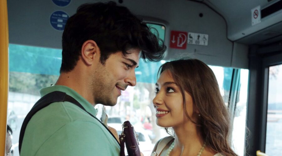 Da sinistra: Burak Özçivit (Kemal Soydere) e Neslihan Atagül (Nihan) in una scena di “Endless Love”. Credits: RTI Mediaset.