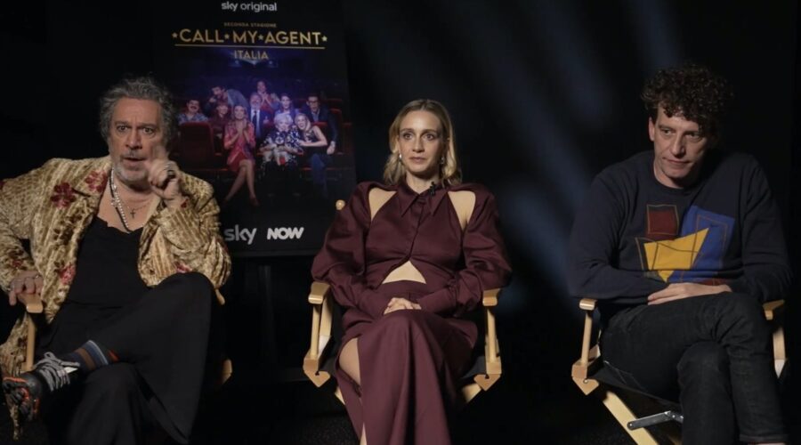 Da sinistra: Michele Di Mauro, Sara Drago e Maurizio Lastrico nell'intervista per la stagione 2 di “Call My Agent Italia”. Credits: Tvserial.it.