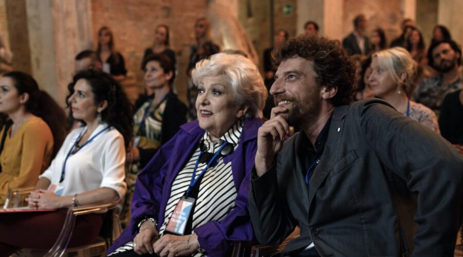 Da sinistra: Marzia Ubaldi e Maurizio Lastrico in una scena della seconda stagione di “Call My Agent Italia”. Credits: Sky.