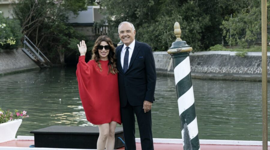 Da sinistra: Sabrina Impacciatore e Alberto Barbera in una scena della seconda stagione di “Call My Agent Italia”. Credits: Sky.