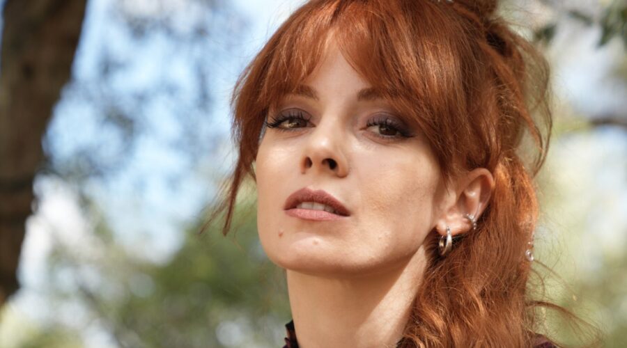 Camilla Diana (Caterina) in un posato per “Le Indagini Di Lolita Lobosco 3”, Credits: Rai.