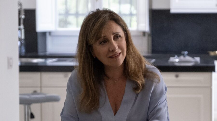 Carla Signoris (Carla Nobili, ex signora Parmegiani) in una scena di “Studio Battaglia 2”. Credits: Claudio Iannone/Rai.