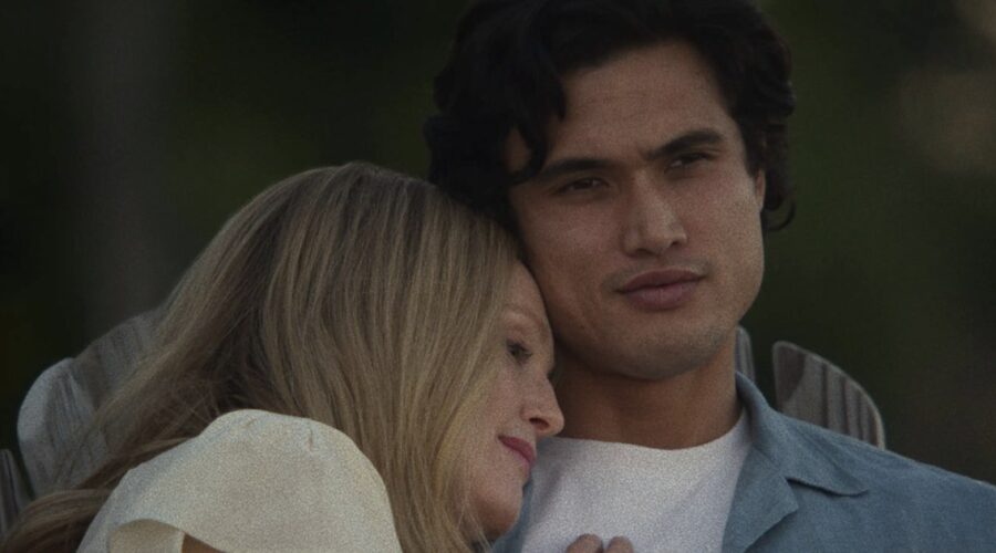 Chalres Melton E Julianne Moore In Una Scena Di May December Credits Lucky Red