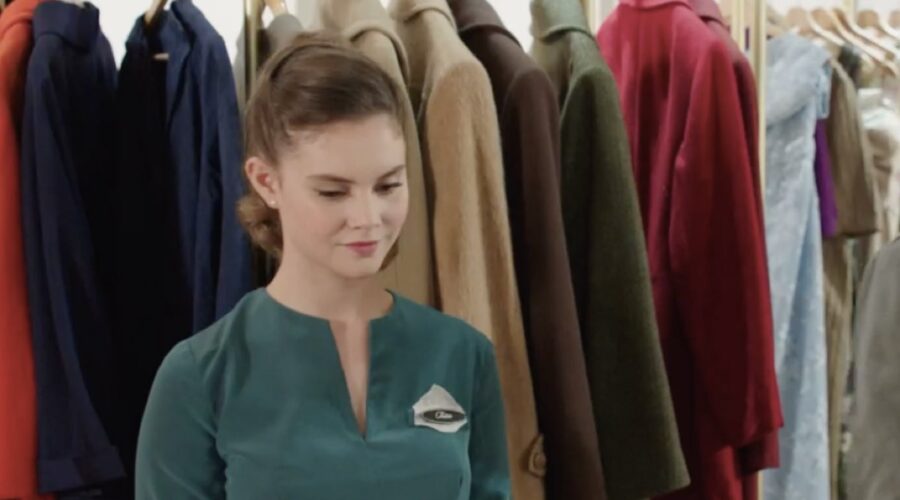 Elvira Camarrone (Clara Boscolo) in una scena della puntata 42 de “Il Paradiso Delle Signore 8”. Credits: Rai.