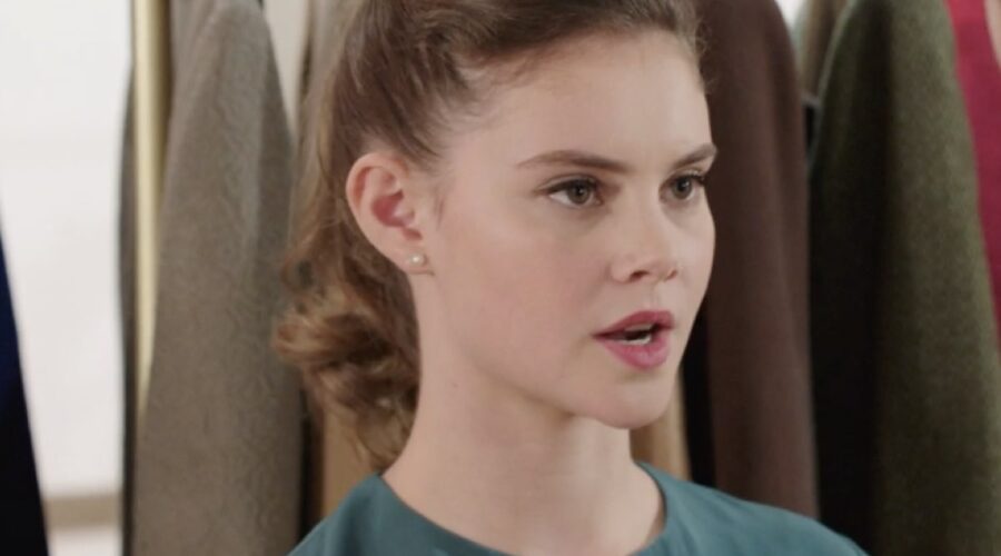 Elvira Camarrone (Clara Boscolo) in una scena della puntata 42 de “Il Paradiso Delle Signore 8”. Credits: Rai.