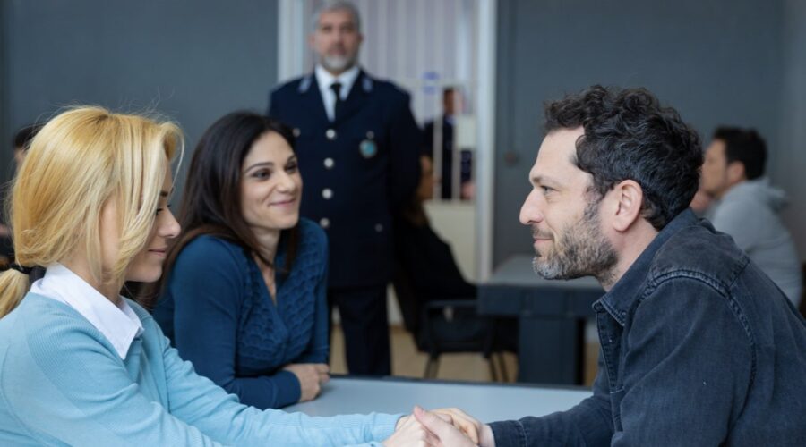 Da sinistra: Imma Pirone (Clara), Daniela Ioia (Rosa) e Fiorenzo Madonna (Eduardo) in una scena di “Un Posto Al Sole”. Credits: Rai.