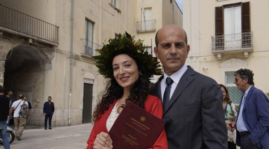 Da sinistra: Claudia Lerro (Porzia) e Giovanni Ludeno (Antonio) in una scena di “Le indagini di Lolita Lobosco” stagione 3. Credits: Rai.