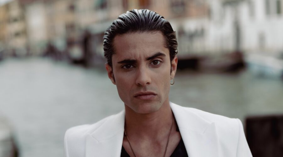 Danilo Arena (Salvatore Lo Faro in “Vanina - Un vicequestore a Catania”), qui in un posato.
