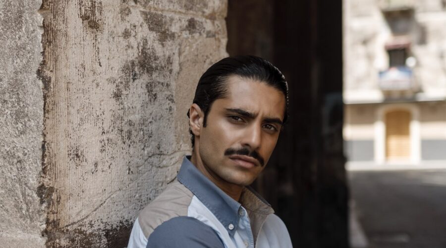 Danilo Arena (Salvatore Lo Faro) in un posato per “Vanina - Un vicequestore a Catania”. Credits: Valentina Glorioso e RTI Mediaset.