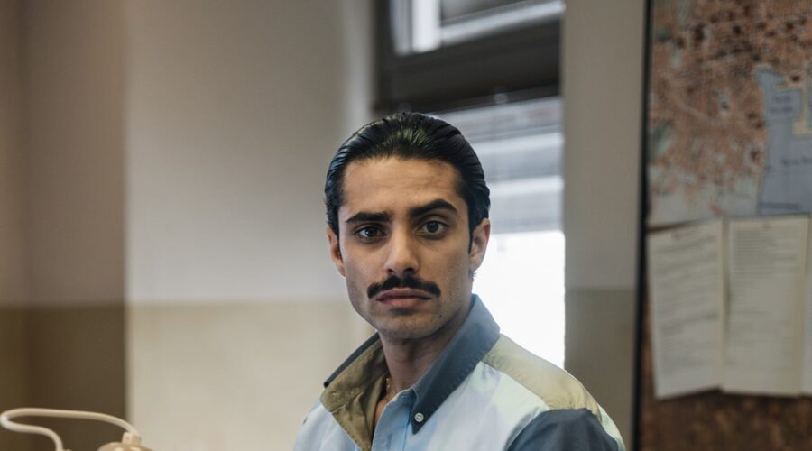 Danilo Arena (Salvatore Lo Faro) in un posato per “Vanina - Un vicequestore a Catania”. Credits: Valentina Glorioso e RTI Mediaset.