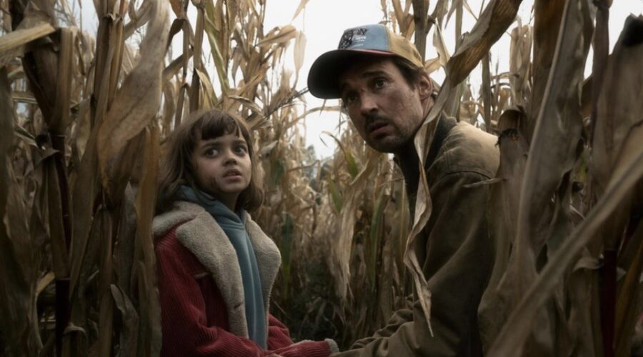 Da sinistra: Yuna Bennett e Florian David Fitz in una scena di “Das Signal - Segreti dallo spazio”. Credits: Netflix.