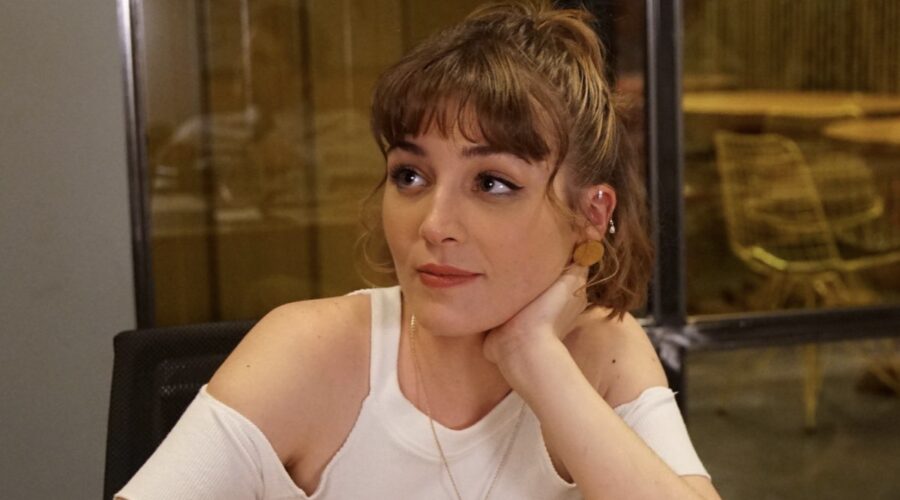 Deniz Işın (Merve Mutlu) in una scena di “Everywhere I Go - Coincidenze d'amore”. Credits: Mediaset Infinity.