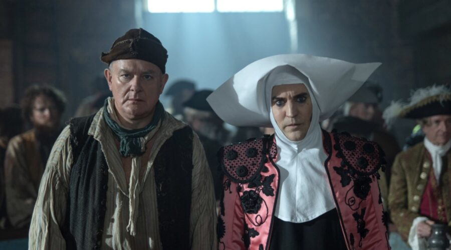 Da sinistra: Hugh Bonneville and Noel Fielding in “Le avventure senza capo né coda di Dick Turpin”. Credits: Apple TV+.