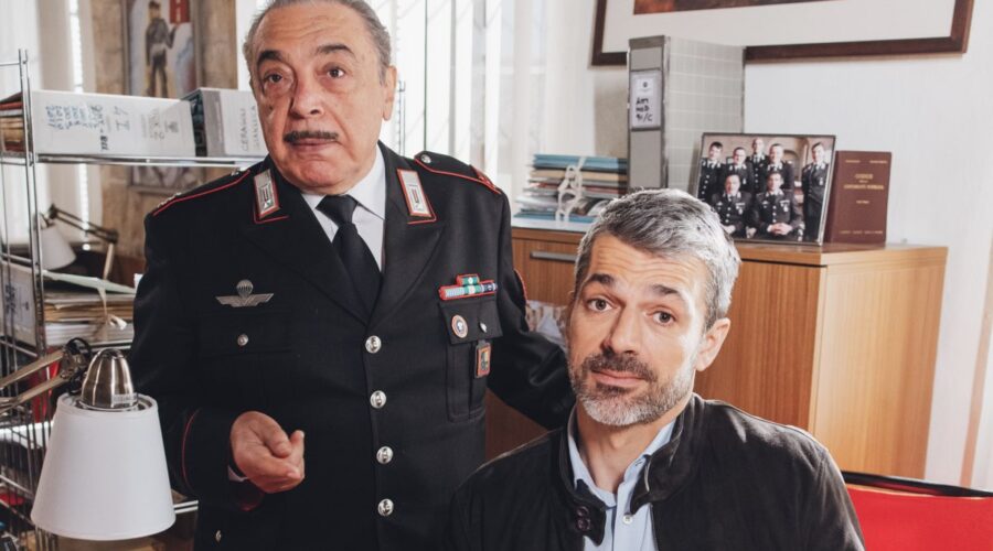 Da sinistra: Nino Frassica (Maresciallo Cecchini) e Luca Argentero (Andrea Fanti) una scena del crossover tra ”Doc - Nelle tue mani 3” e ”Don Matteo 14“. Credits: Virginia Bettoja e Rai