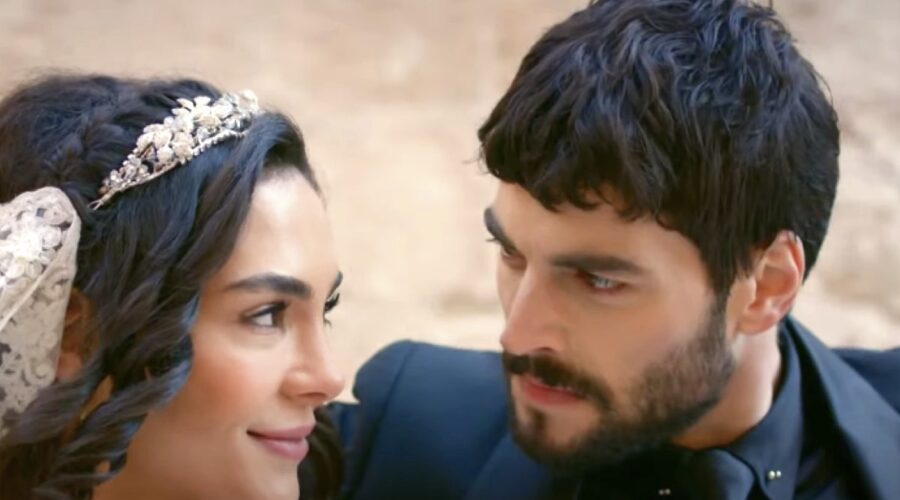 Da sinistra: Ebru Şahin e Akin Akinözü in una scena di “Hercai”. Credits: ATV.