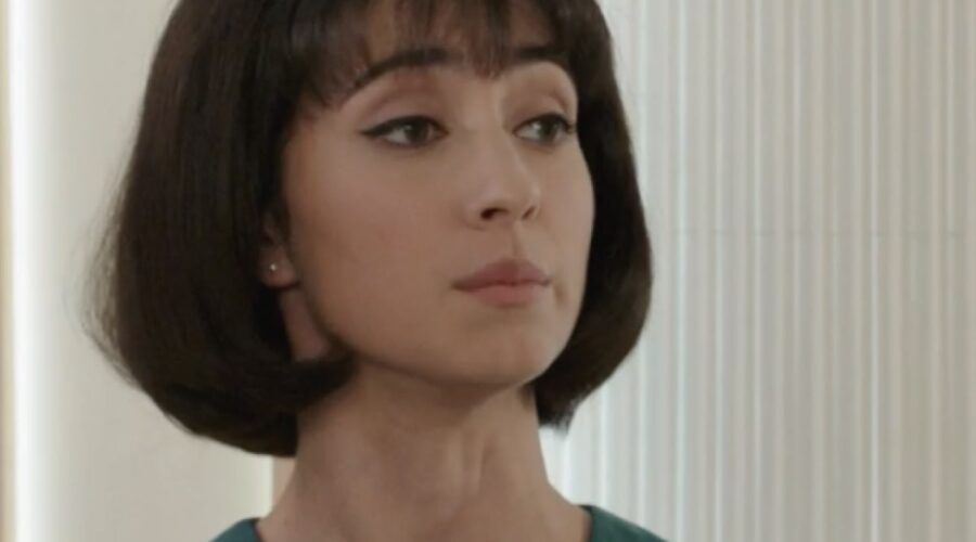 Clara Danese (Elvira Gallo) in una scena della puntata 81 de “Il Paradiso Delle Signore 8”. Credits: Rai.