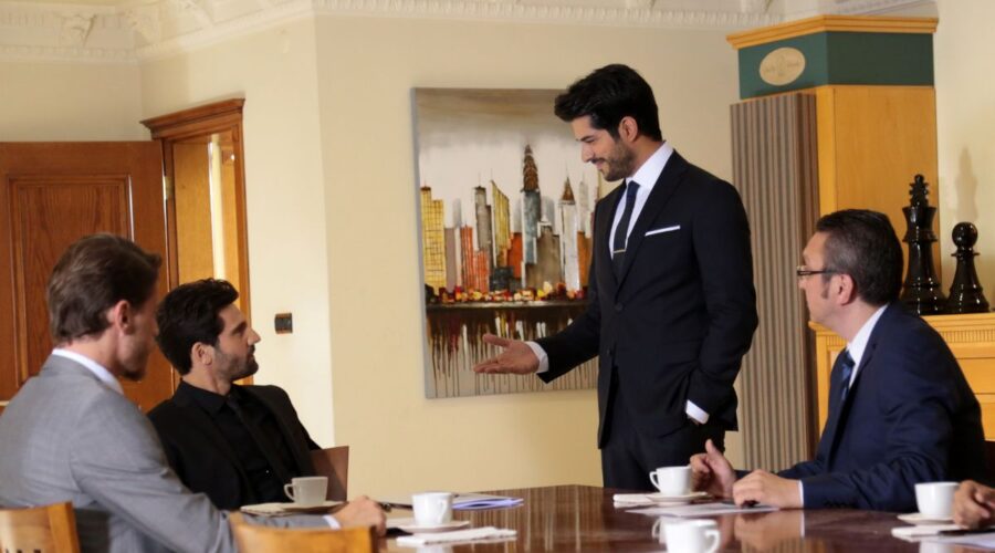 Da sinistra: Kaan Urgancioglu (Emir Kozcuoglu) e Burak Özçivit (Kemal Soydere) in una scena di “Endless Love”. Credits: RTI Mediaset.