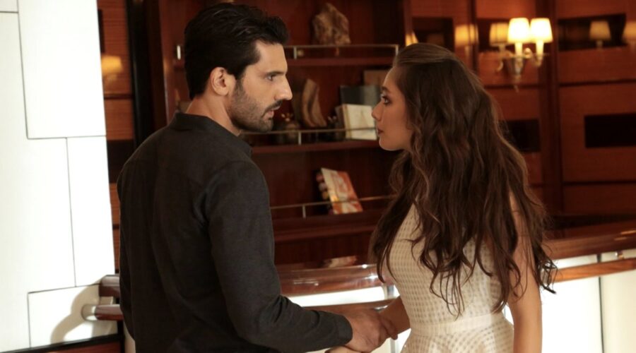 Da sinistra: Kaan Urgancioglu (Emir) e Neslihan Atagül (Nihan) in una scena di “Endless Love”. Credits: RTI Mediaset.