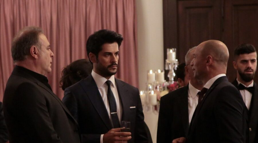 Da sinistra: Burak Özçivit (Kemal Soydere) e Burak Sergen (Galip Kozcuoglu) in una scena di “Endless Love”. Credits: RTI Mediaset.