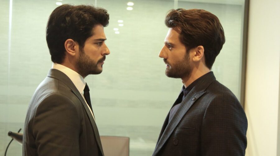 Da sinistra: Burak Özçivit (Kemal Soydere) e Kaan Urgancioglu (Emir Kozcuoglu) in una scena di “Endless Love”. Credits: RTI Mediaset.