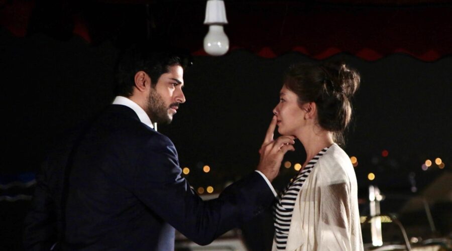 Da sinistra: Burak Özçivit (Kemal Soydere) e Neslihan Atagül (Nihan) in una scena di “Endless Love”. Credits: RTI Mediaset.