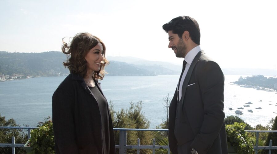 Da sinistra: Zerrin Tekindor (Leyla Acemzade) e Burak Özçivit (Kemal Soydere) in una scena di “Endless Love”. Credits: RTI Mediaset.