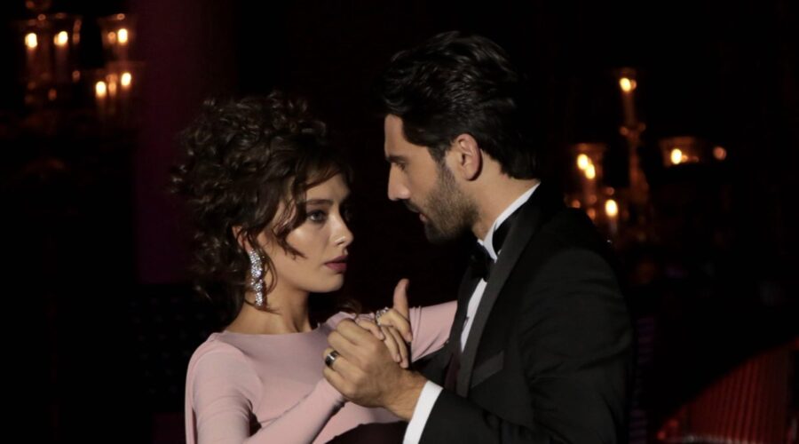 Da sinistra: Neslihan Atagül (Nihan) e Kaan Urgancioglu (Emir) in una scena di “Endless Love”. Credits: RTI Mediaset.