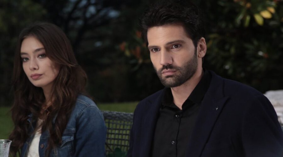 Da sinistra: Neslihan Atagül (Nihan) e Kaan Urgancioglu (Emir) in una scena di “Endless Love”. Credits: RTI Mediaset.