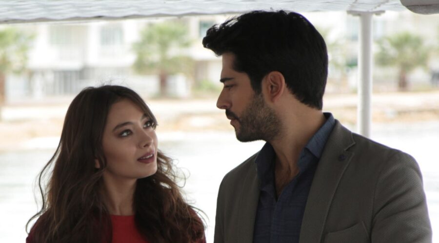 Da sinistra: Neslihan Atagül (Nihan) e Burak Özçivit (Kemal Soydere) in una scena di “Endless Love”. Credits: RTI Mediaset.