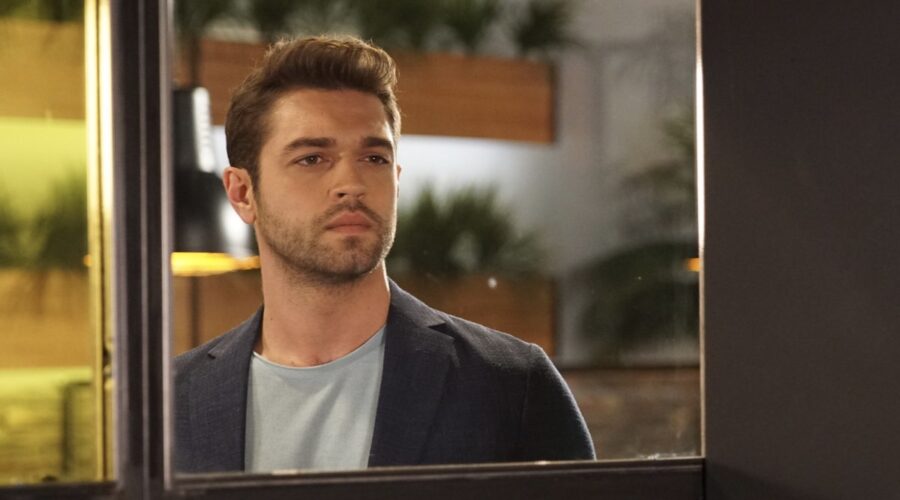 Furkan Andıç, il protagonista di “Everywhere I Go - Coincidenze d'amore”. Credits: Mediaset Infinity.