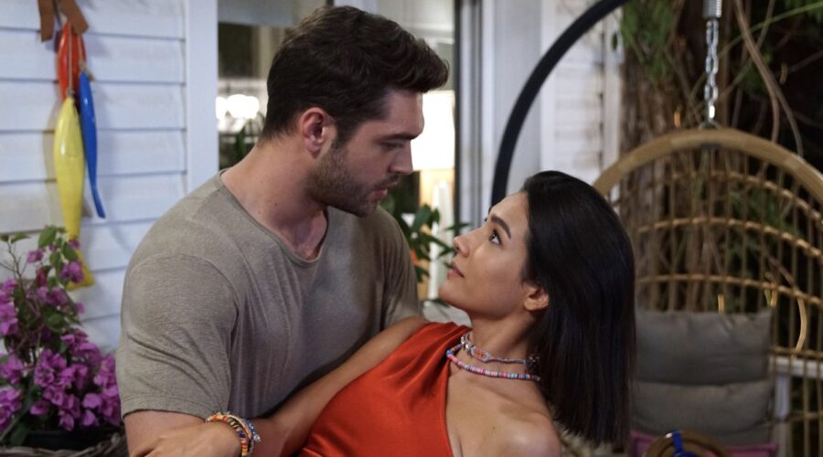 Furkan Andic (Demir) e Aybüke Pusat (Selin) nella locandina di “Everywhere I Go - Coincidenze d'amore”. Credits: Mediaset Infinity.