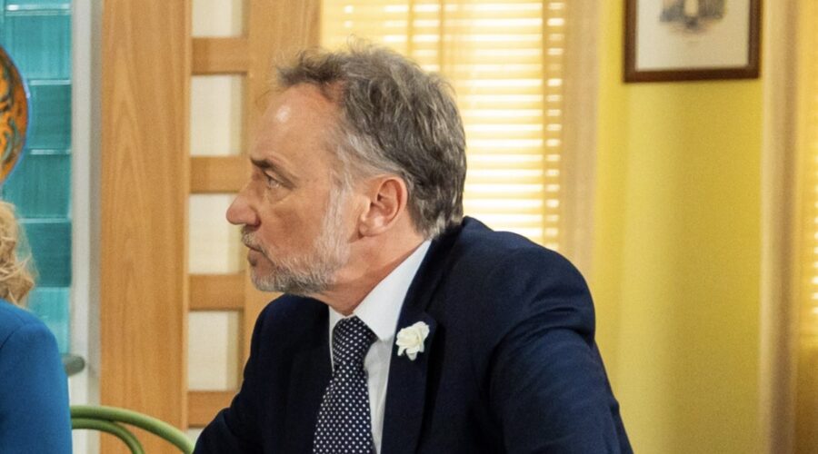 Fabio Balasso (Luciano) in una scena di “Un Posto Al Sole”. Credits: Rai.