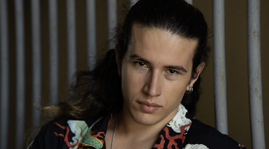 Francesco Panarella (Luigi Di Meo “Cucciolo”) in un posato per “Mare Fuori 4”. Credits: Sabrina Cirillo/Rai.