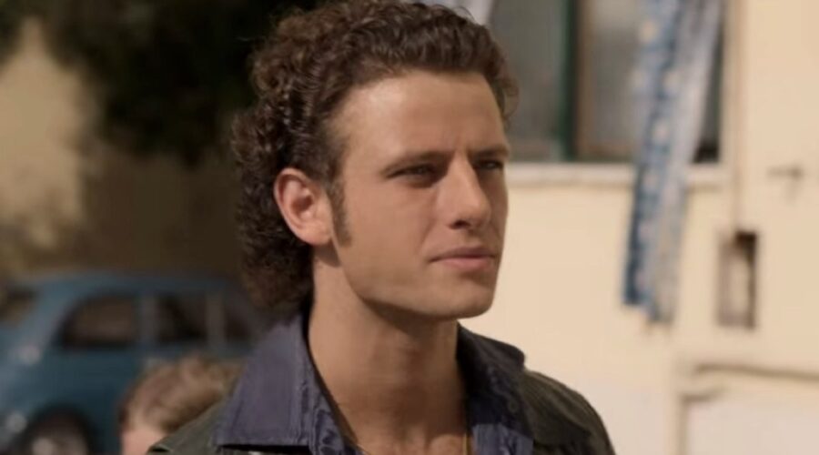 Francesco Pellegrino è Tommaso a 21 anni in una scena di “Supersex”. Credits: Netflix.