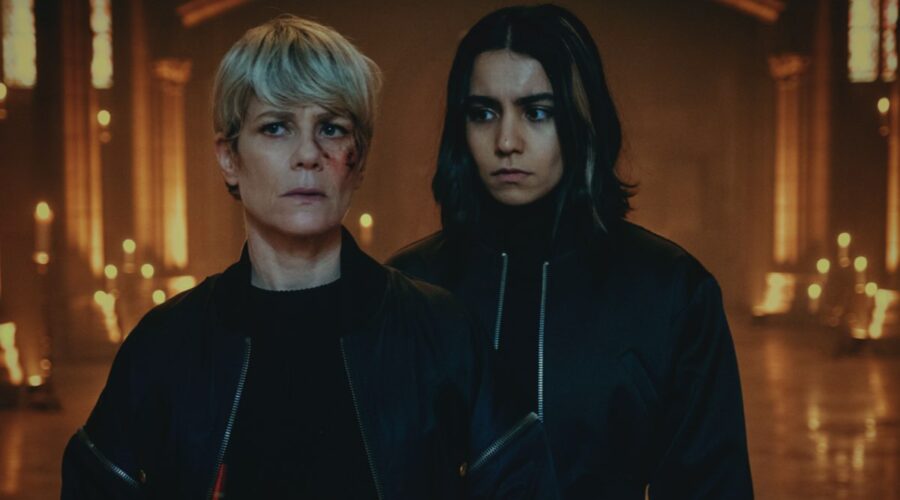 Da sinistra: Marina Foïs e Lina El Arabi in una scena di “Furies”. Credits: Pascal Chantier/Netflix.