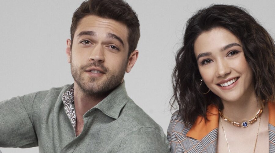 Furkan Andic (Demir) e Aybüke Pusat (Selin) in un posato per “Everywhere I Go - Coincidenze D'Amore”. Credits: Mediaset.