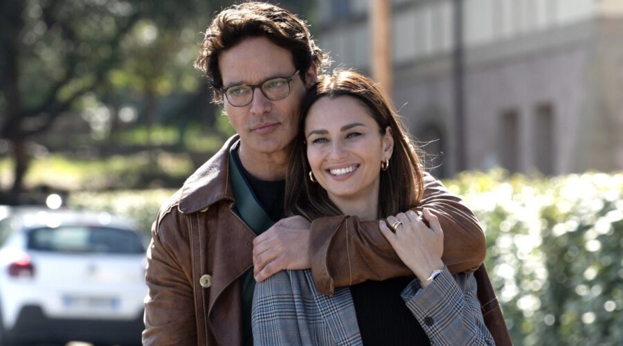 Da sinistra: Gabriel Garko (Marcello De Angelis) e Anna Safroncik (Elena Astolfi) in un posato per “Se potessi dirti addio”. Credits: Maria Marin/RTI Mediaset.