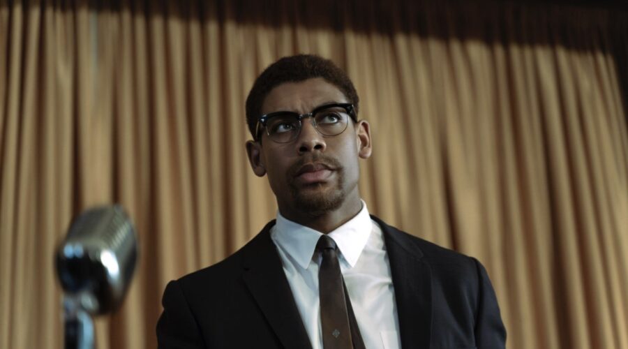 Aaron Pierre interpreta Malcolm X in una scena di “Genius: MLK/X”. Credits: Disney+.