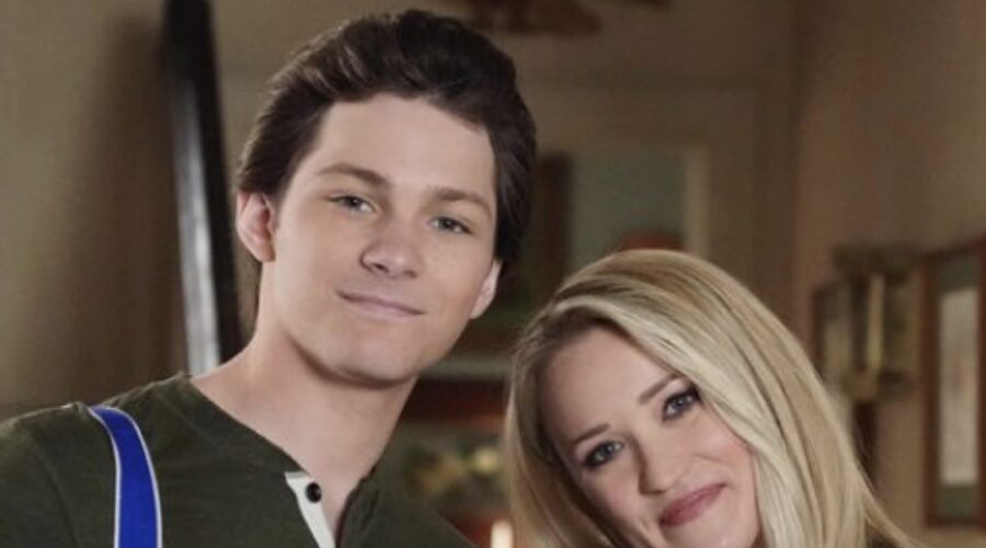 Da sinistra: Montana Jordan e Emily Osment sono Georgie e Mandy in “Youn Sheldon”. Credits: @emilyosment/Instagram.